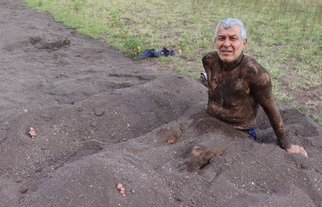 Hava sıcaklığı 30 derece olunca kendilerini gömdüler! Meğer nedeni çok başkaymış 7